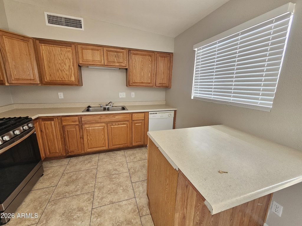 201 W Barrus Place - Photo 2