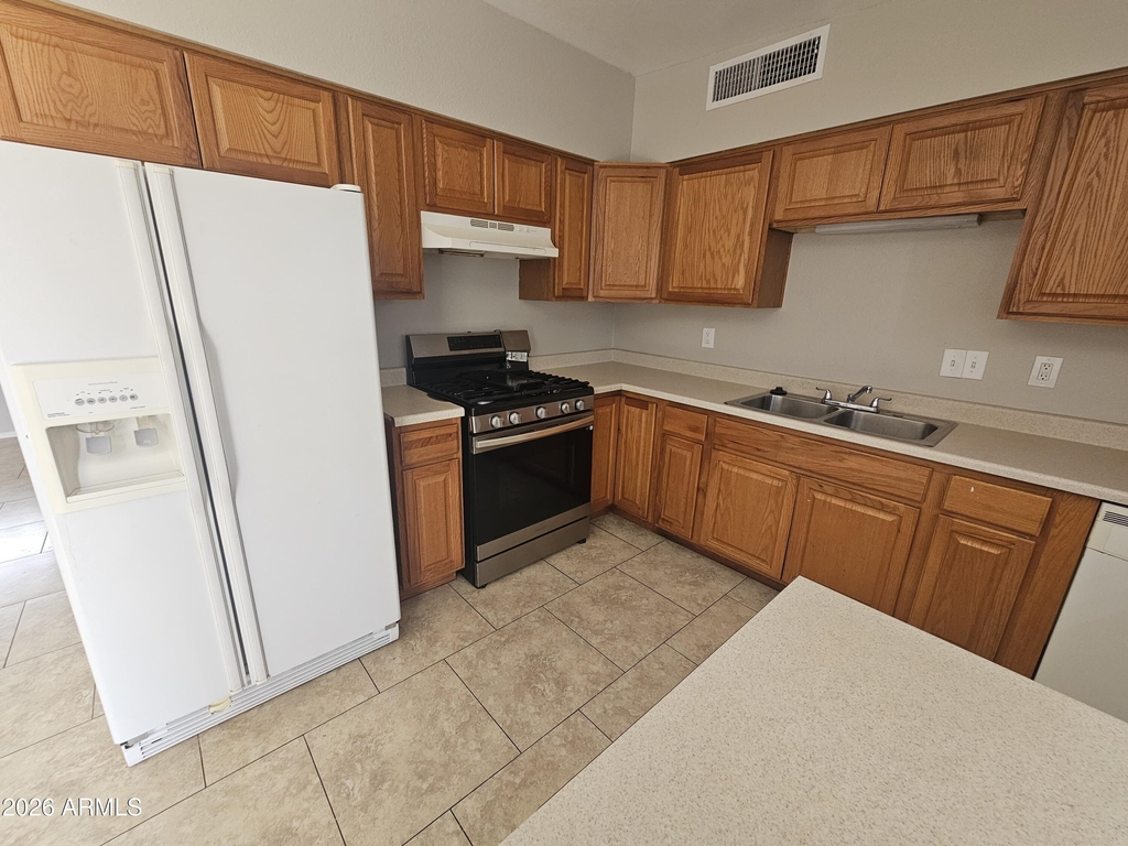 201 W Barrus Place - Photo 1