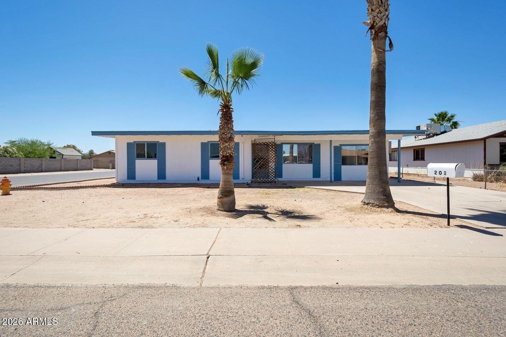 201 W Barrus Place - Photo 0