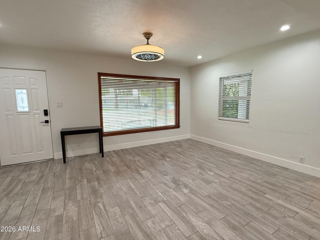 1116 E Fern Drive N - Photo 4