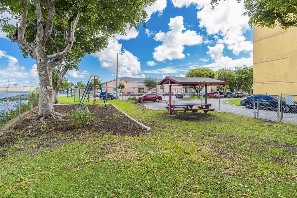 4707 Nw 7th Street - Photo 32