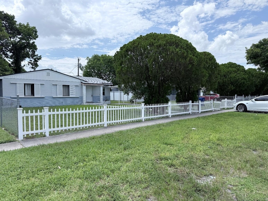 16100 Ne 10th Avenue - Photo 2