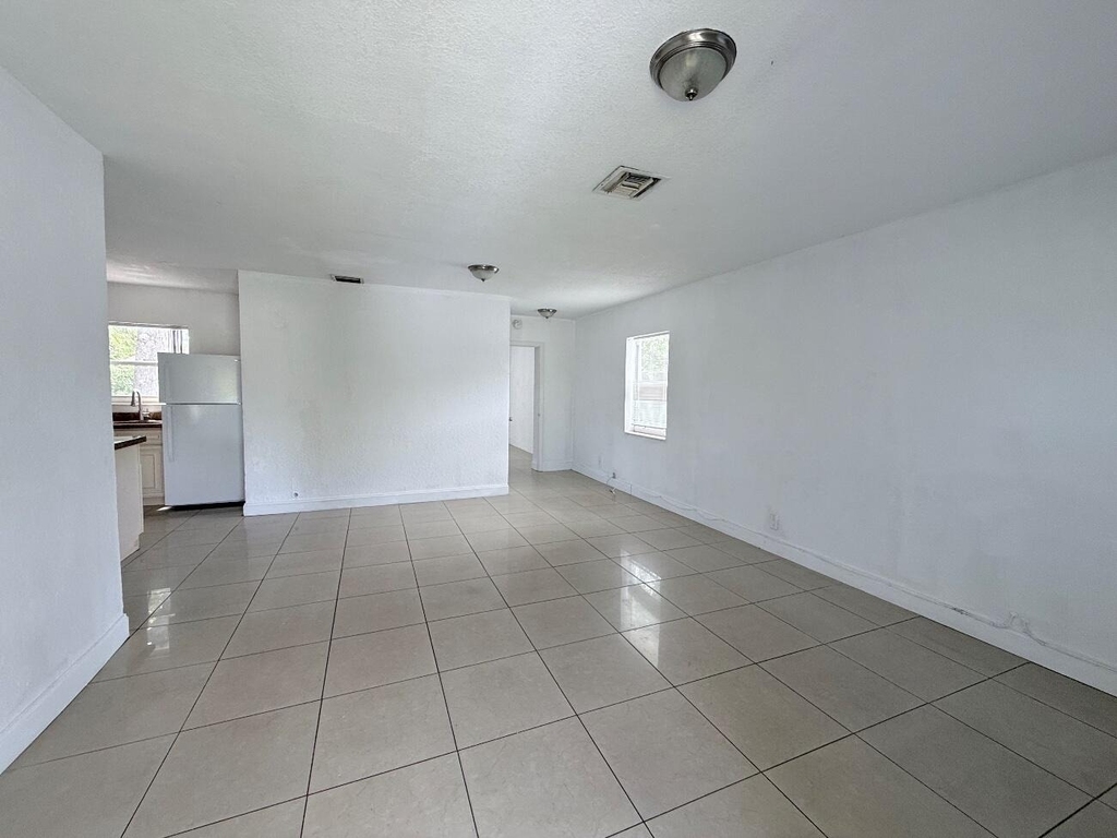16100 Ne 10th Avenue - Photo 3
