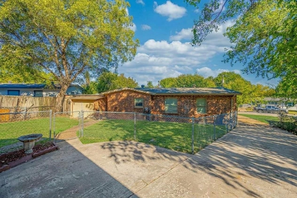4712 Laverda Drive - Photo 2