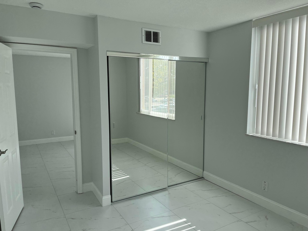 2830 Somerset Drive - Photo 8