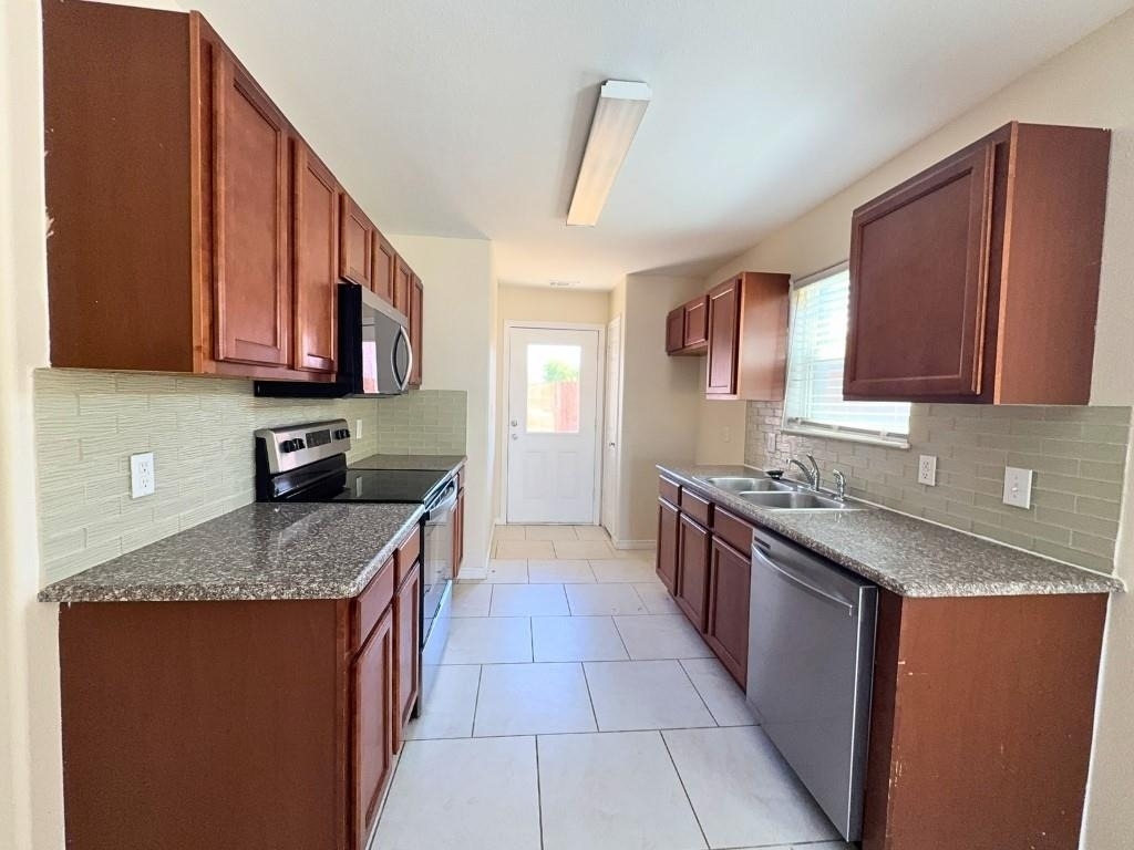 721 E College Street - Photo 2