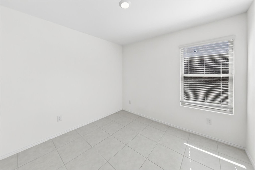 1380 Beach Drive - Photo 18