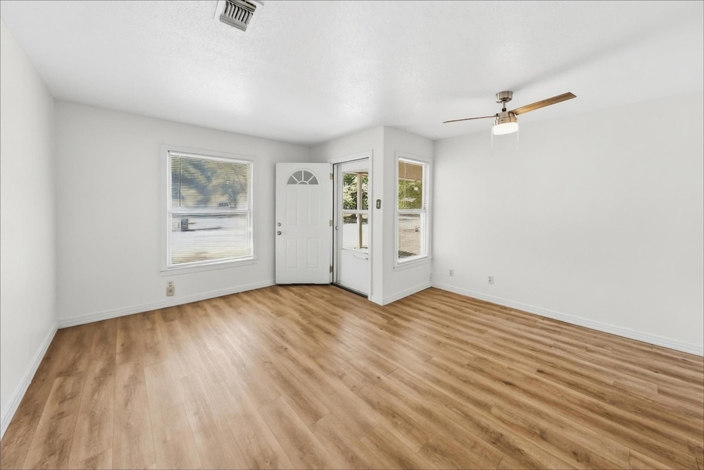 5025 Catalpa Street - Photo 2