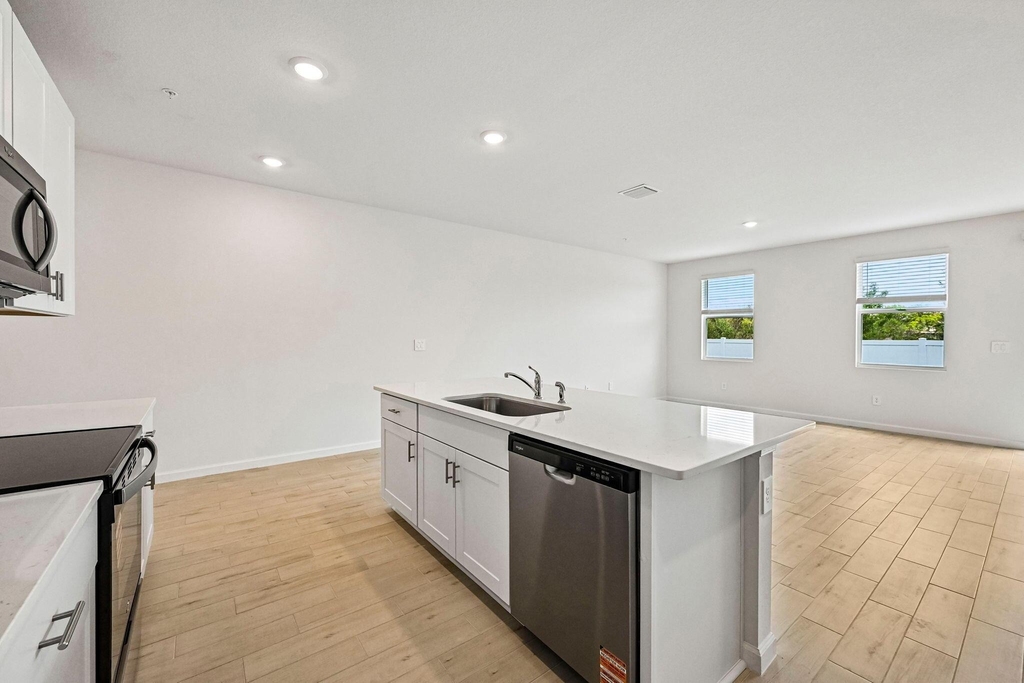 636 Salisbury Circle - Photo 6