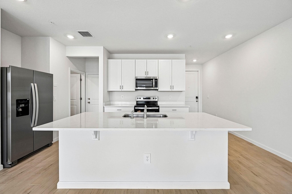 636 Salisbury Circle - Photo 3