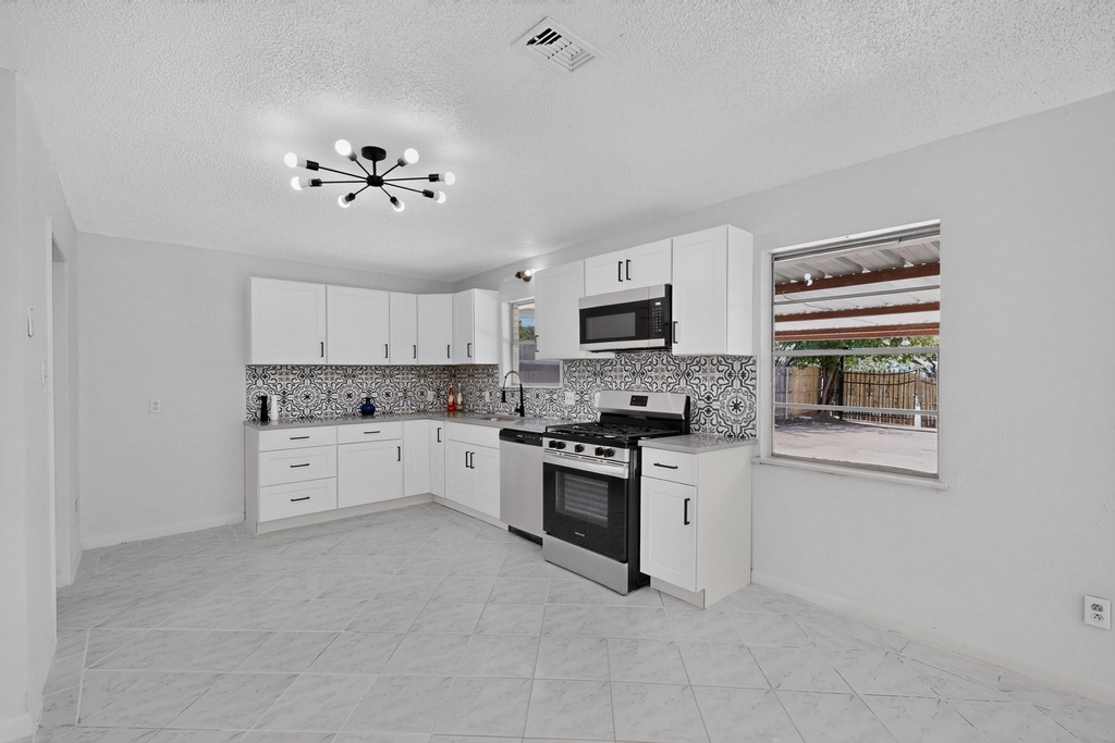 5451 Lubbock Avenue - Photo 6