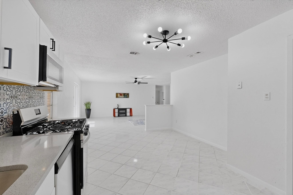 5451 Lubbock Avenue - Photo 9