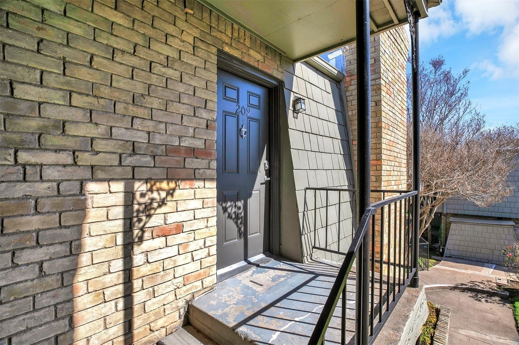 7705 Meadow Park Drive - Photo 2