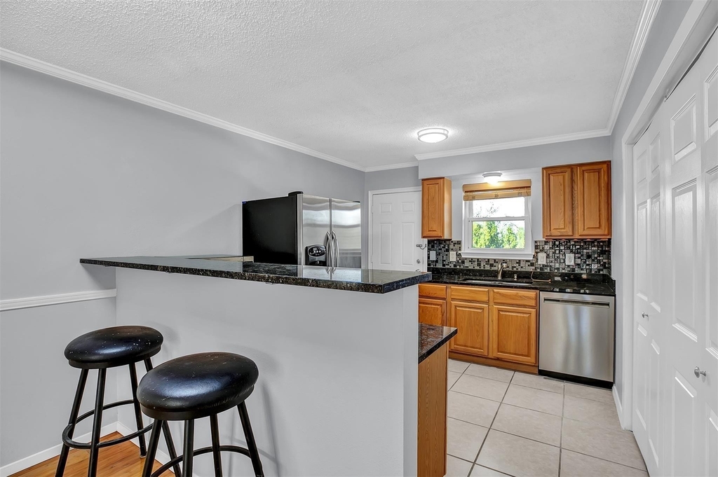 7705 Meadow Park Drive - Photo 6