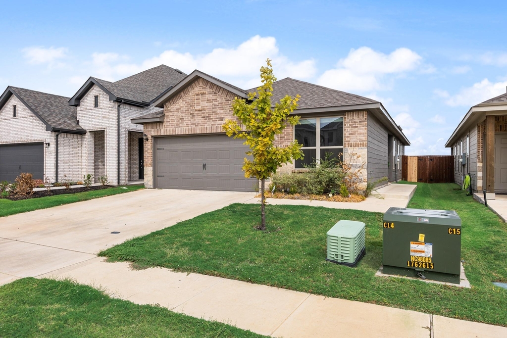1652 Edgeway Drive - Photo 3