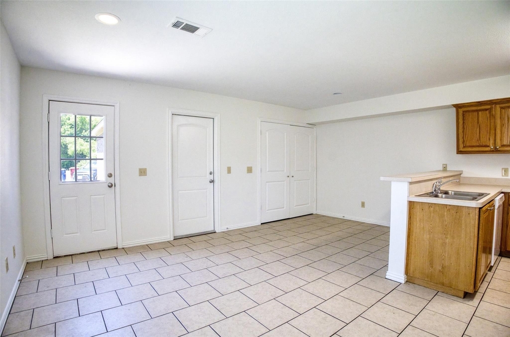 1708 S Waco Street - Photo 3