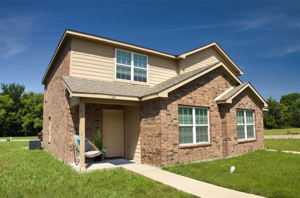 1708 S Waco Street - Photo 0