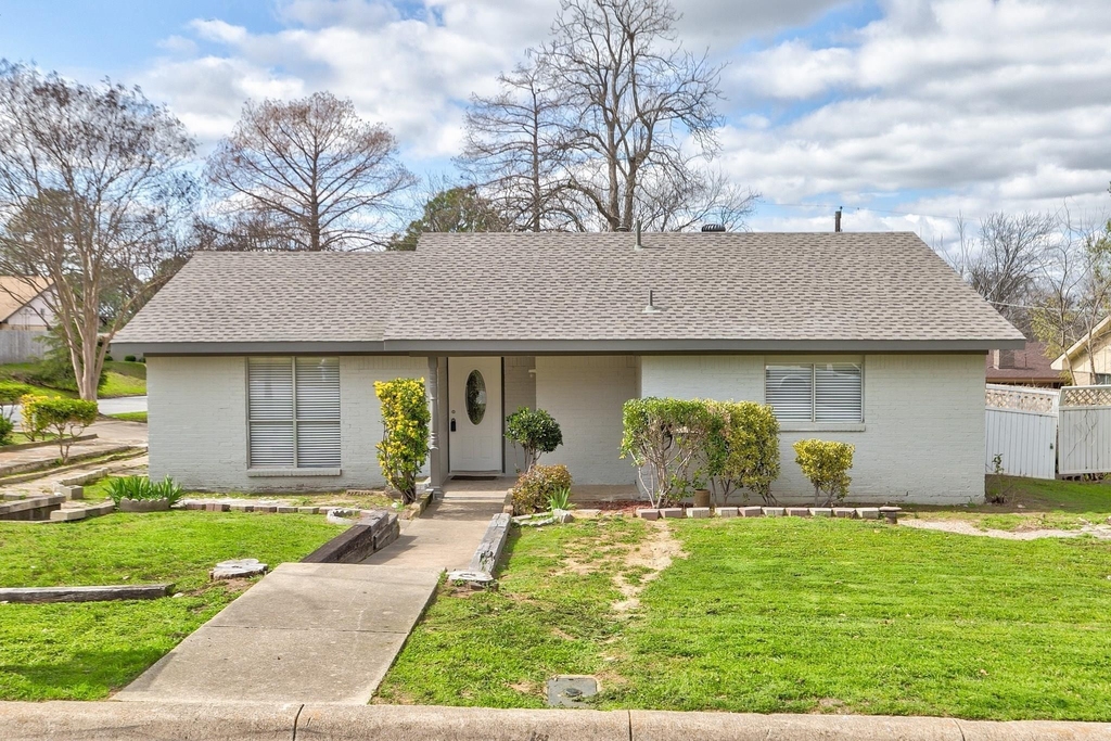 2422 Jewell Drive - Photo 0
