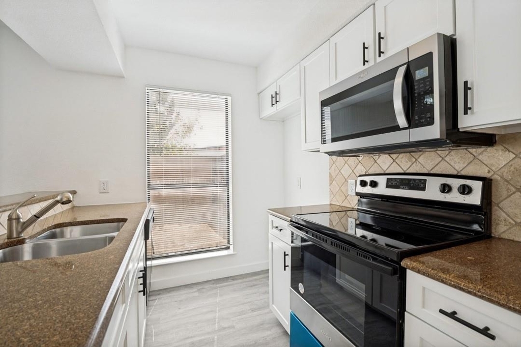 18240 Midway Road - Photo 7