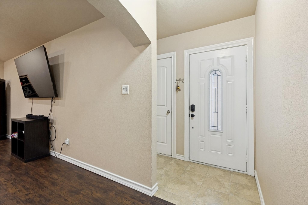 625 Park Center Boulevard - Photo 5