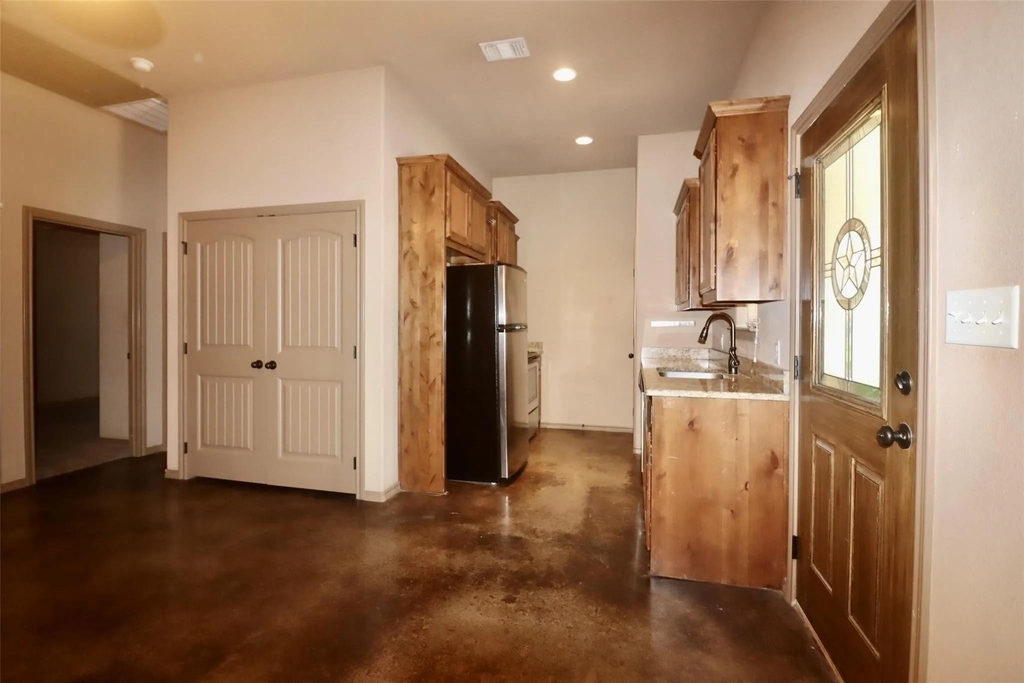 663 W Tarleton Street - Photo 3