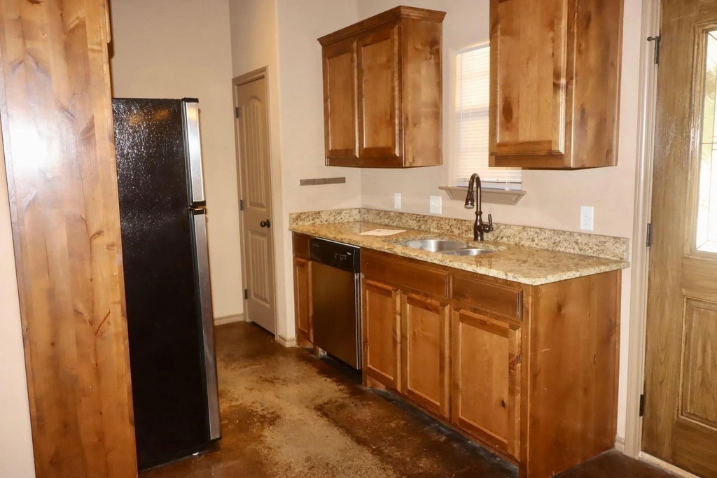 663 W Tarleton Street - Photo 4