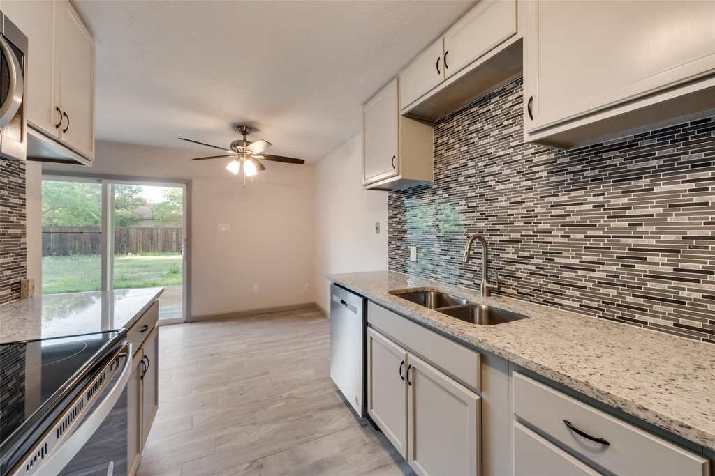 7021 Lincolnshire Lane - Photo 12