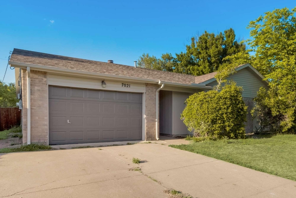 7021 Lincolnshire Lane - Photo 2