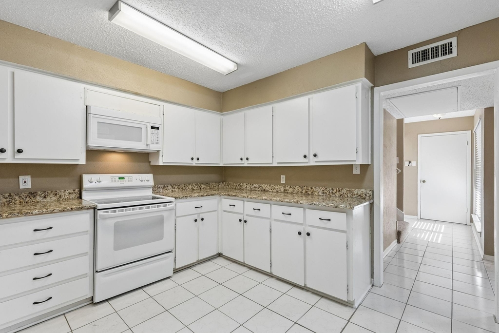 1806 Lakecrest Court - Photo 12