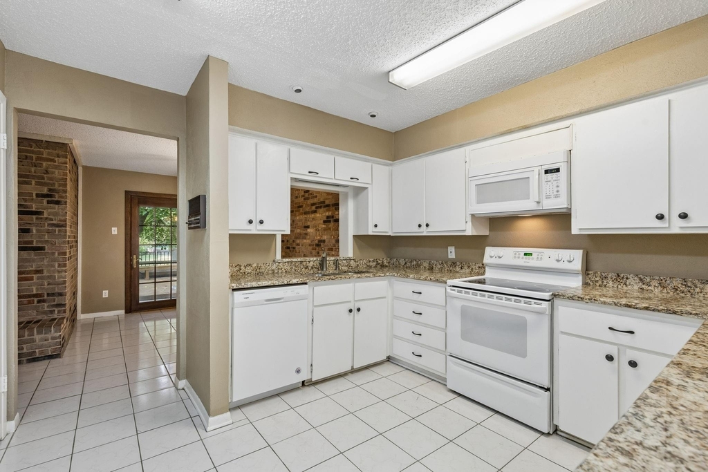 1806 Lakecrest Court - Photo 11