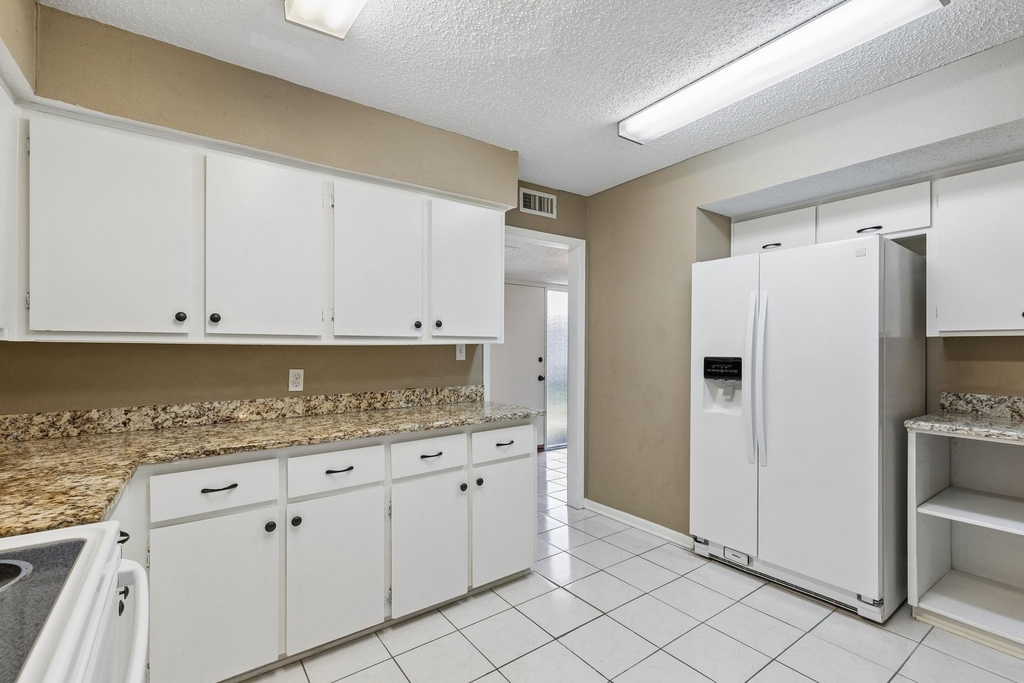 1806 Lakecrest Court - Photo 14