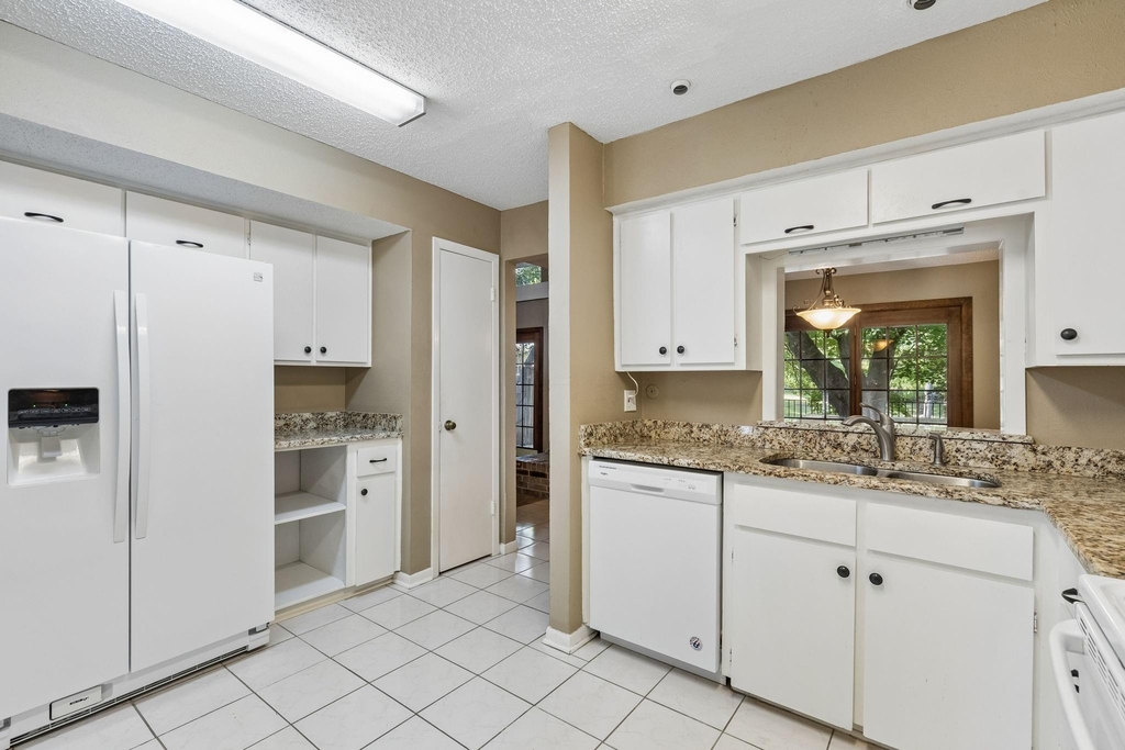 1806 Lakecrest Court - Photo 13