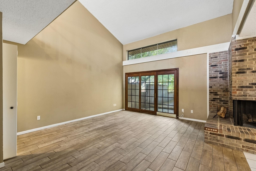 1806 Lakecrest Court - Photo 3