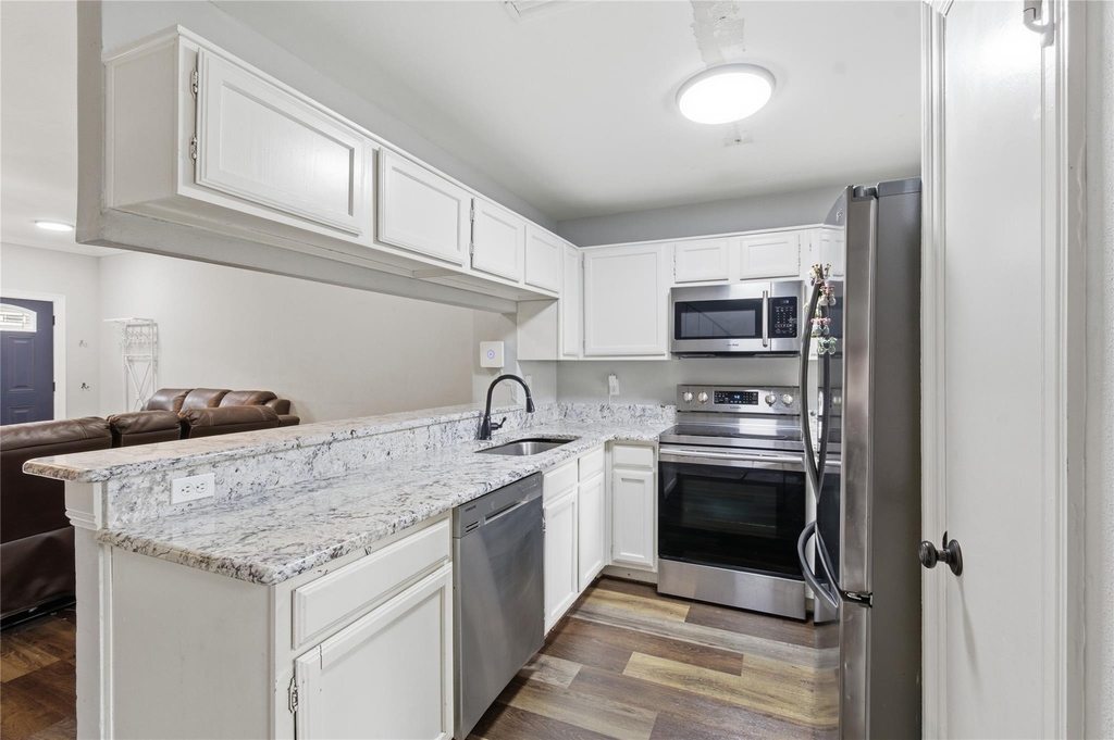 212 Samuel Boulevard - Photo 9