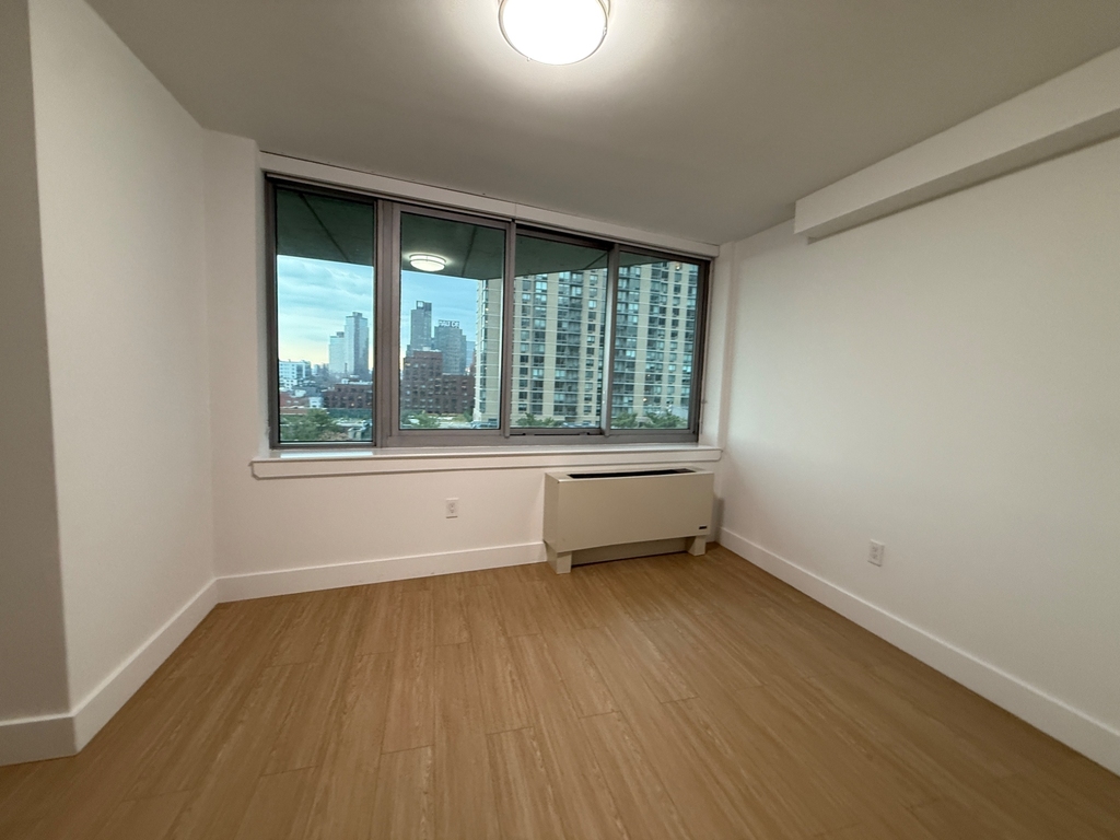 Center Boulevard - Photo 2