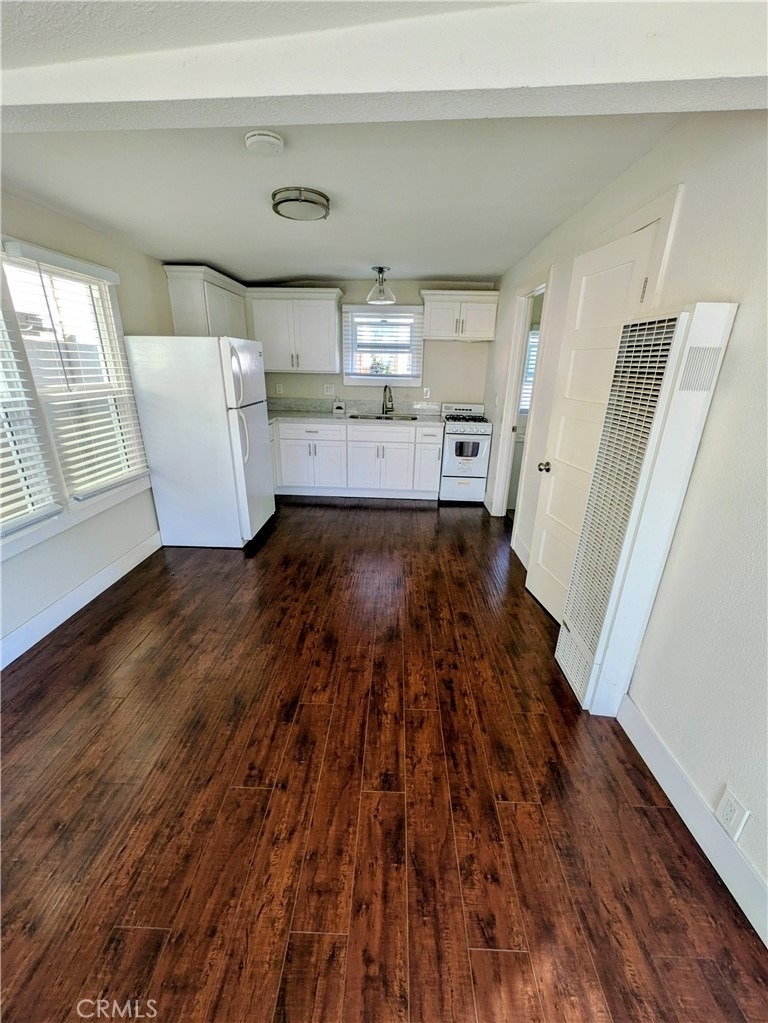 1517 E 1st Street - Photo 2