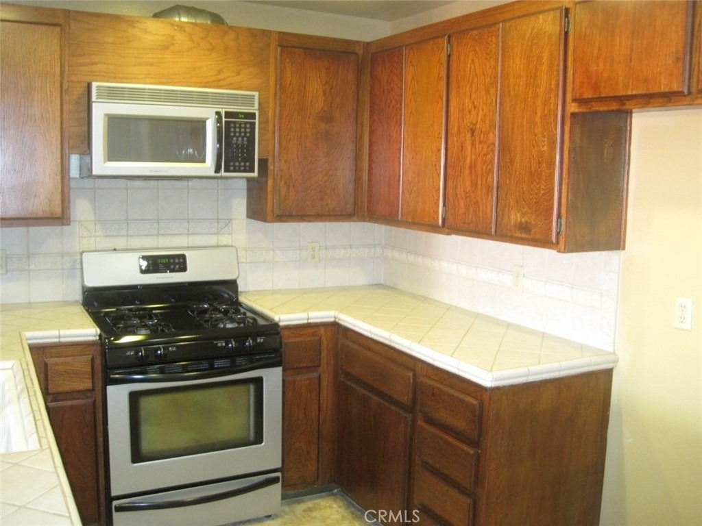 2441 Sylvian - Photo 2