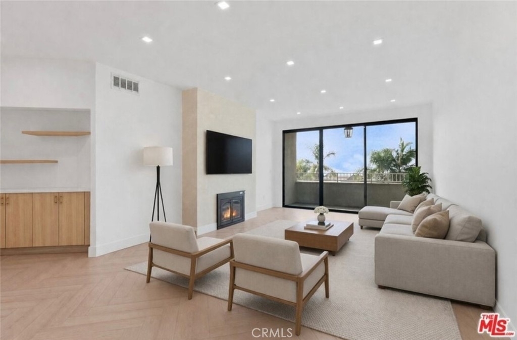 8455 Fountain Avenue - Photo 3