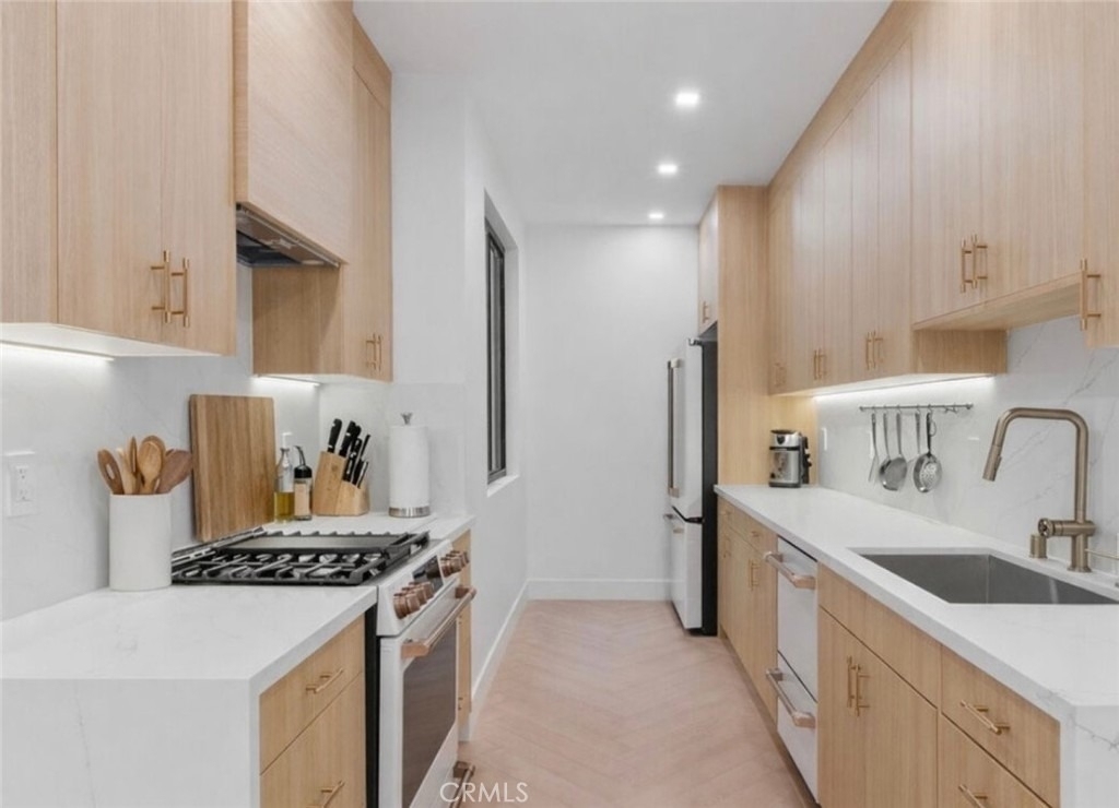 8455 Fountain Avenue - Photo 2