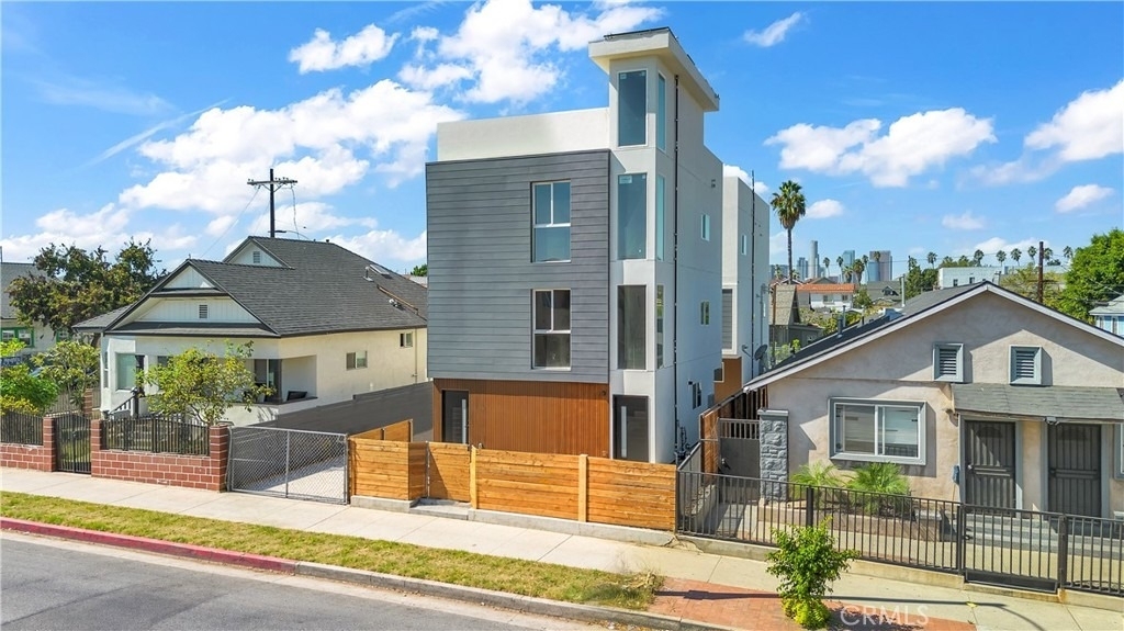 659 S Soto Street - Photo 2