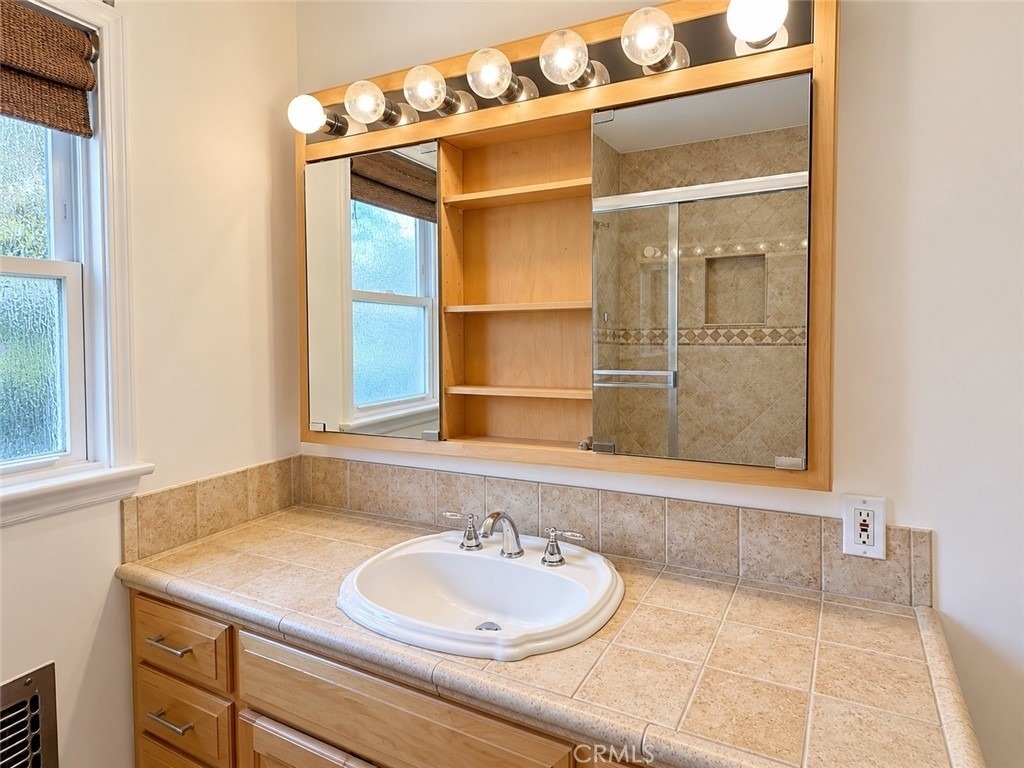 1104 N Screenland Drive - Photo 25