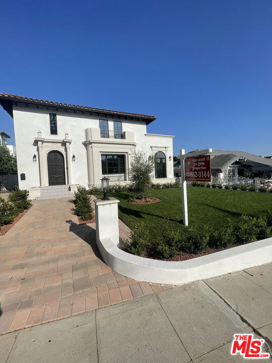 2300 N Commonwealth Avenue - Photo 1
