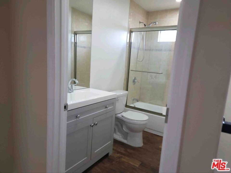 1334 W 62 - Photo 3