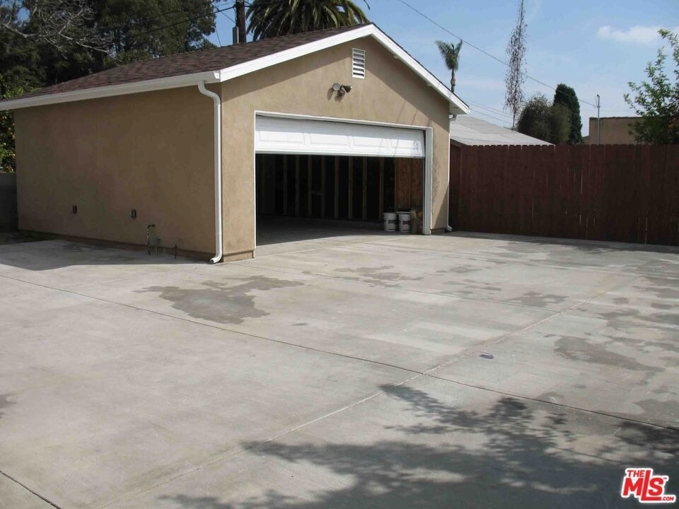 1334 W 62 - Photo 21