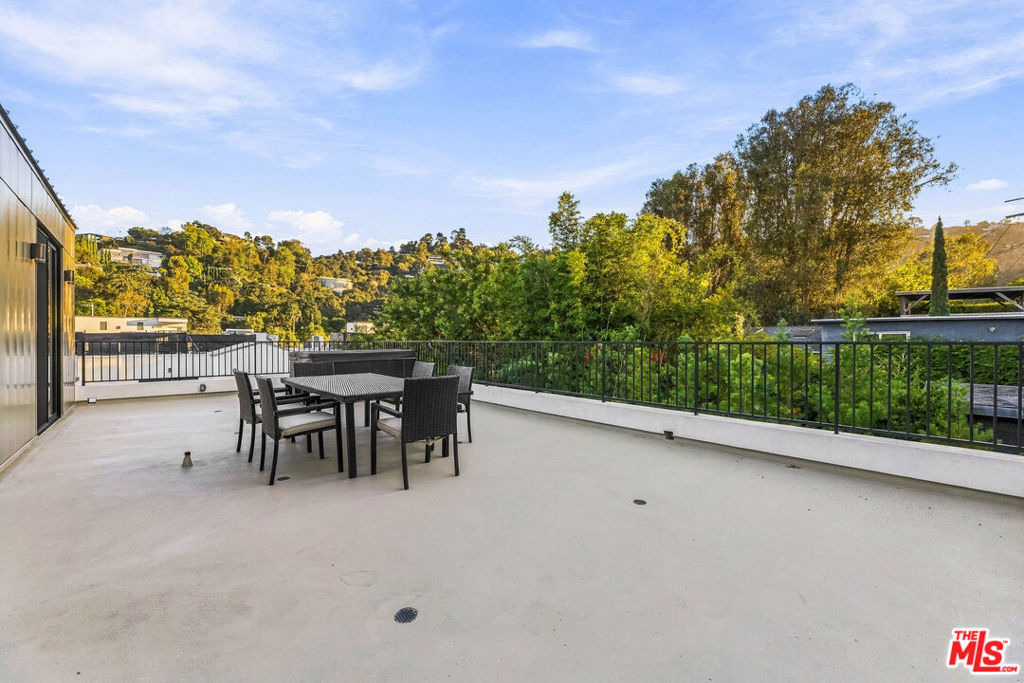 3659 1/2 Regal Pl, Los Angeles, Ca 90068, Usa - Photo 0