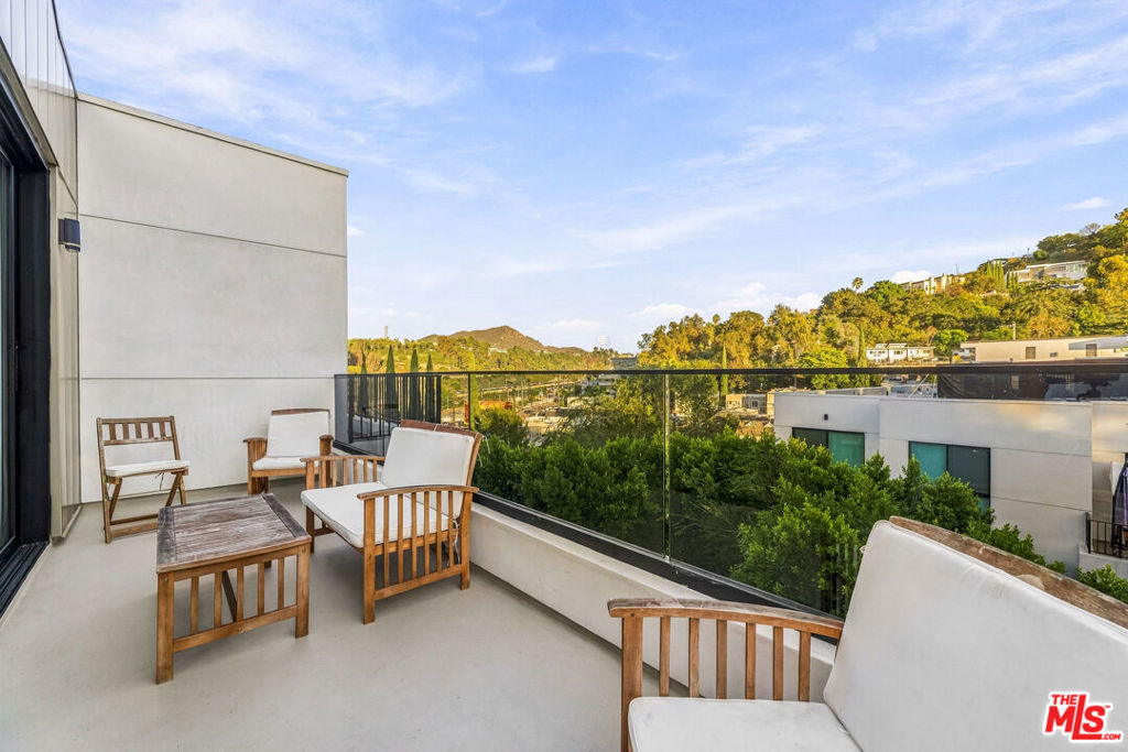 3659 1/2 Regal Pl, Los Angeles, Ca 90068, Usa - Photo 2