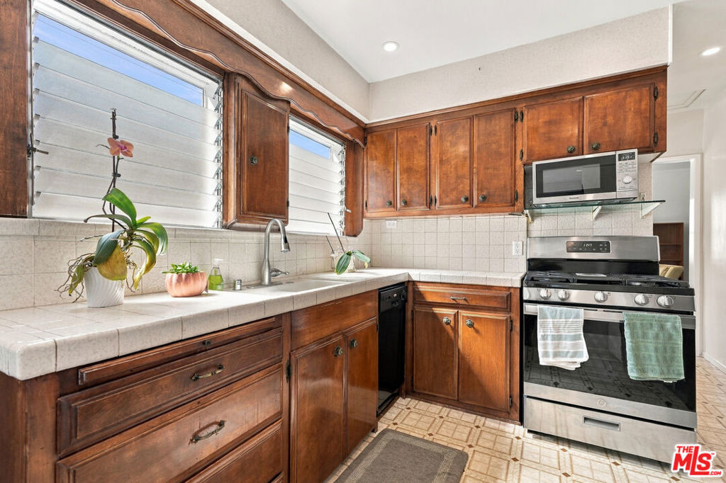 343 N Bronson Avenue - Photo 14