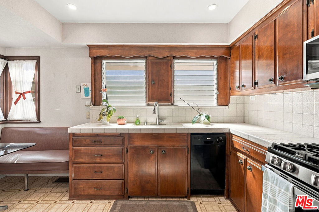 343 N Bronson Avenue - Photo 13