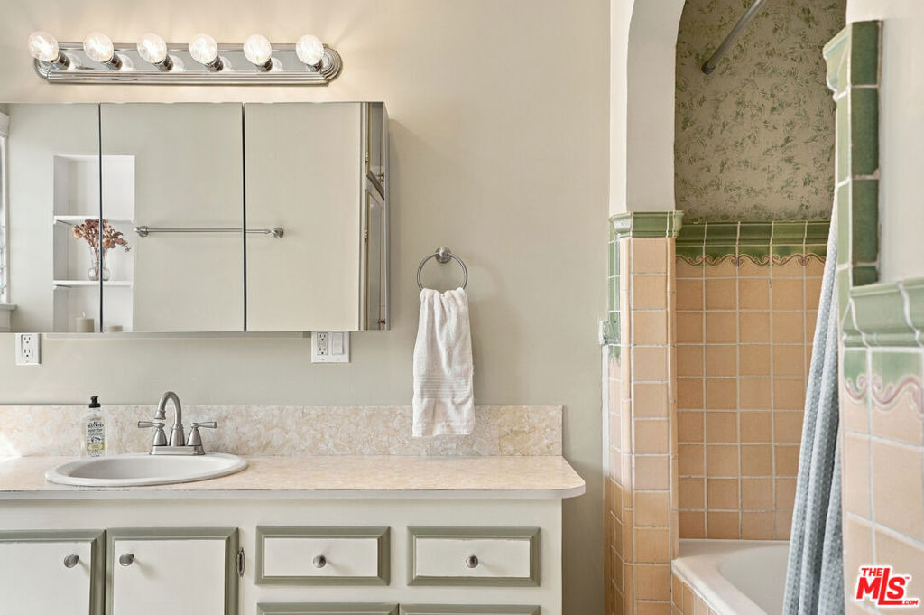 343 N Bronson Avenue - Photo 34