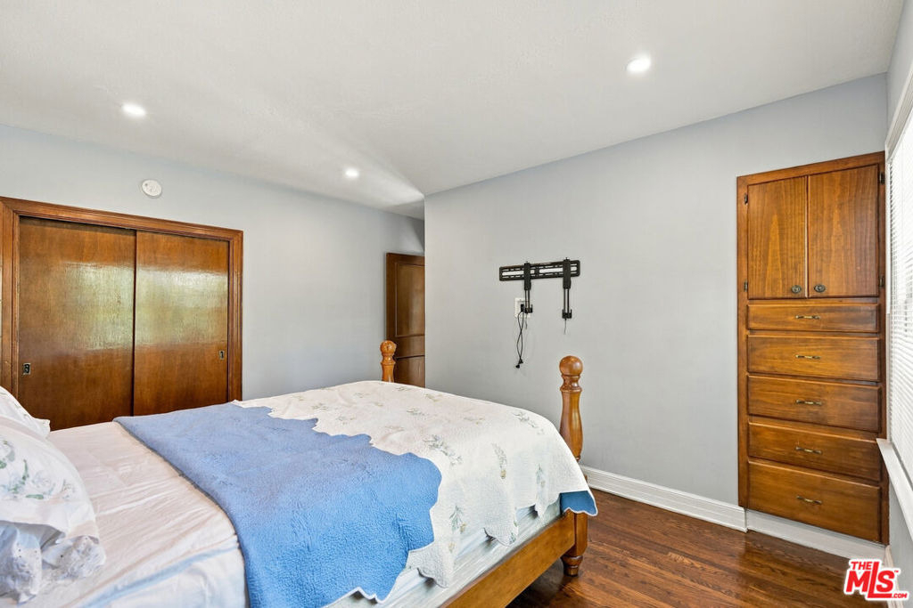 343 N Bronson Avenue - Photo 23